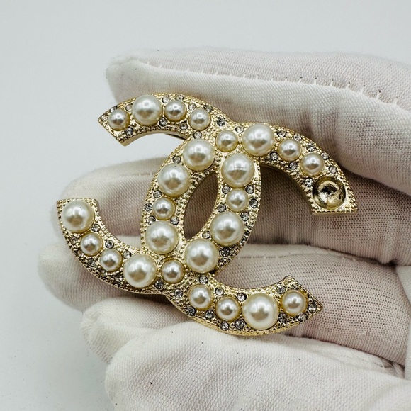 Chanel Mother Pearl Brooch Vintage - Picture 1 of 12